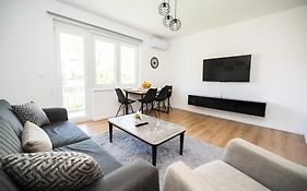 Bright 2Bdr Apartment With Balcony - Free Parking