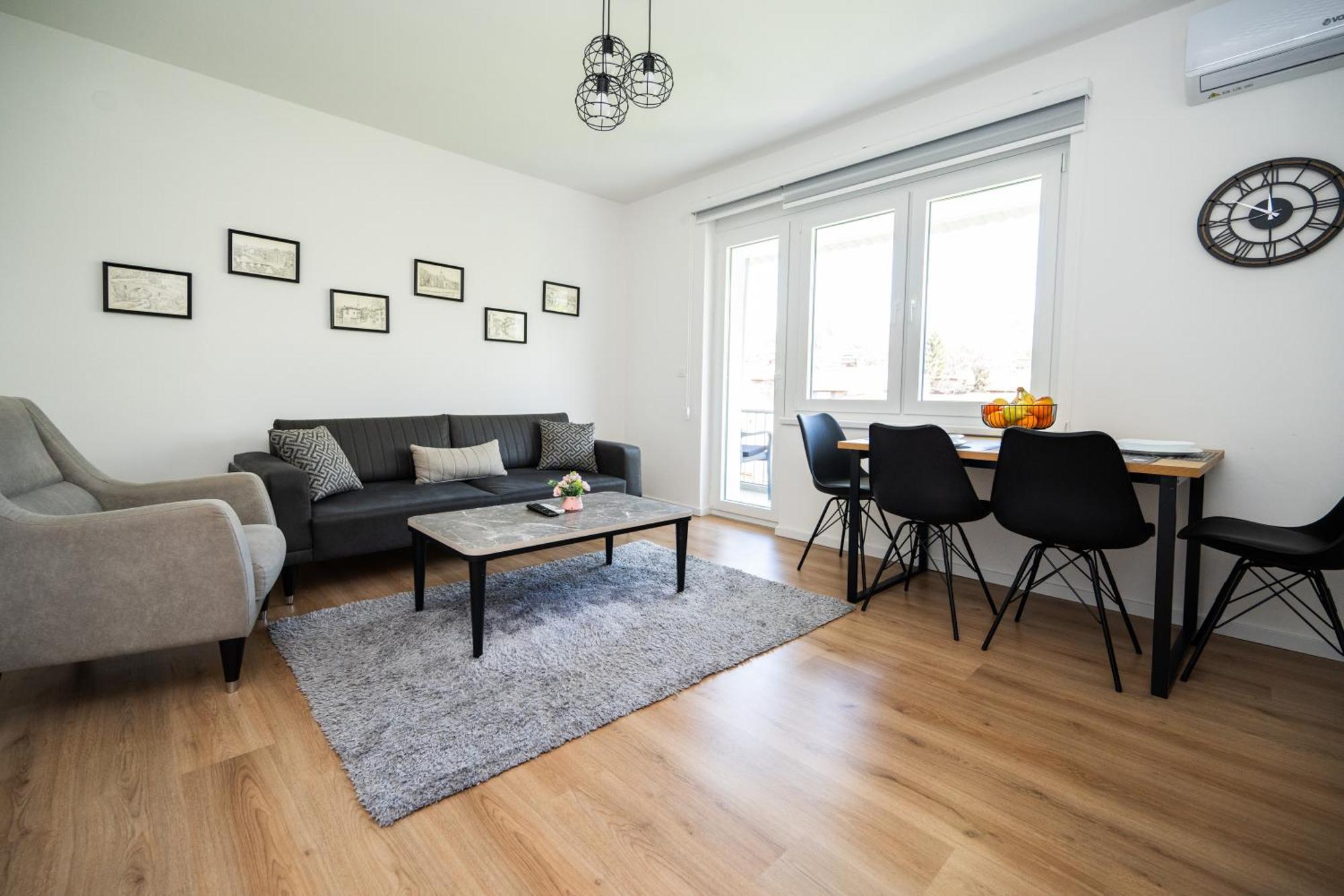 Bright 2Bdr Apartment With Balcony - Free Parking Saraybosna Dış mekan fotoğraf